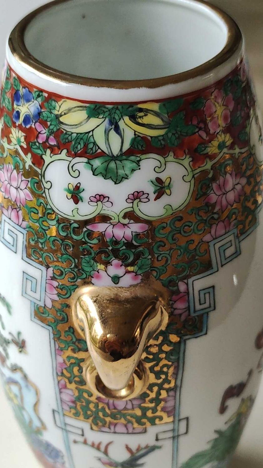 Japanese Chinese polychrome vase in fine porcelain. Motifs Geishas
