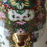 Japanese Chinese polychrome vase in fine porcelain. Motifs Geishas