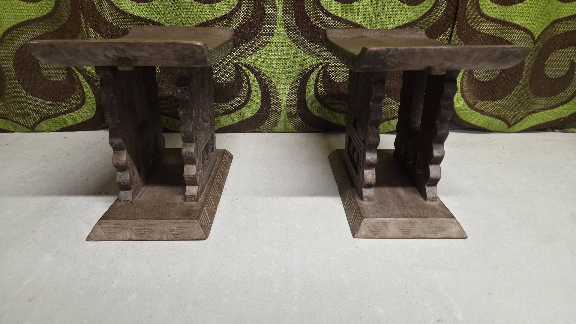 Paire de tabourets africains en bois sculpté  art tribal