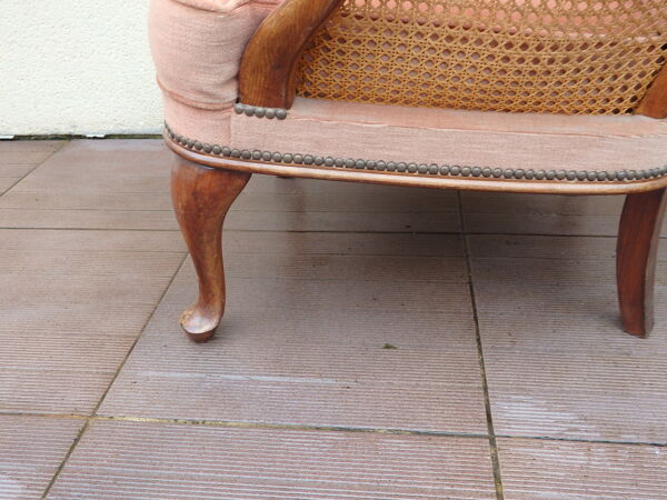 Fauteuil canné et velours rose vintage