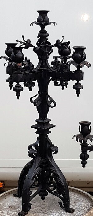 Imposing gothic lustre in wrought iron black laqué 185cm - 2 large candelabras