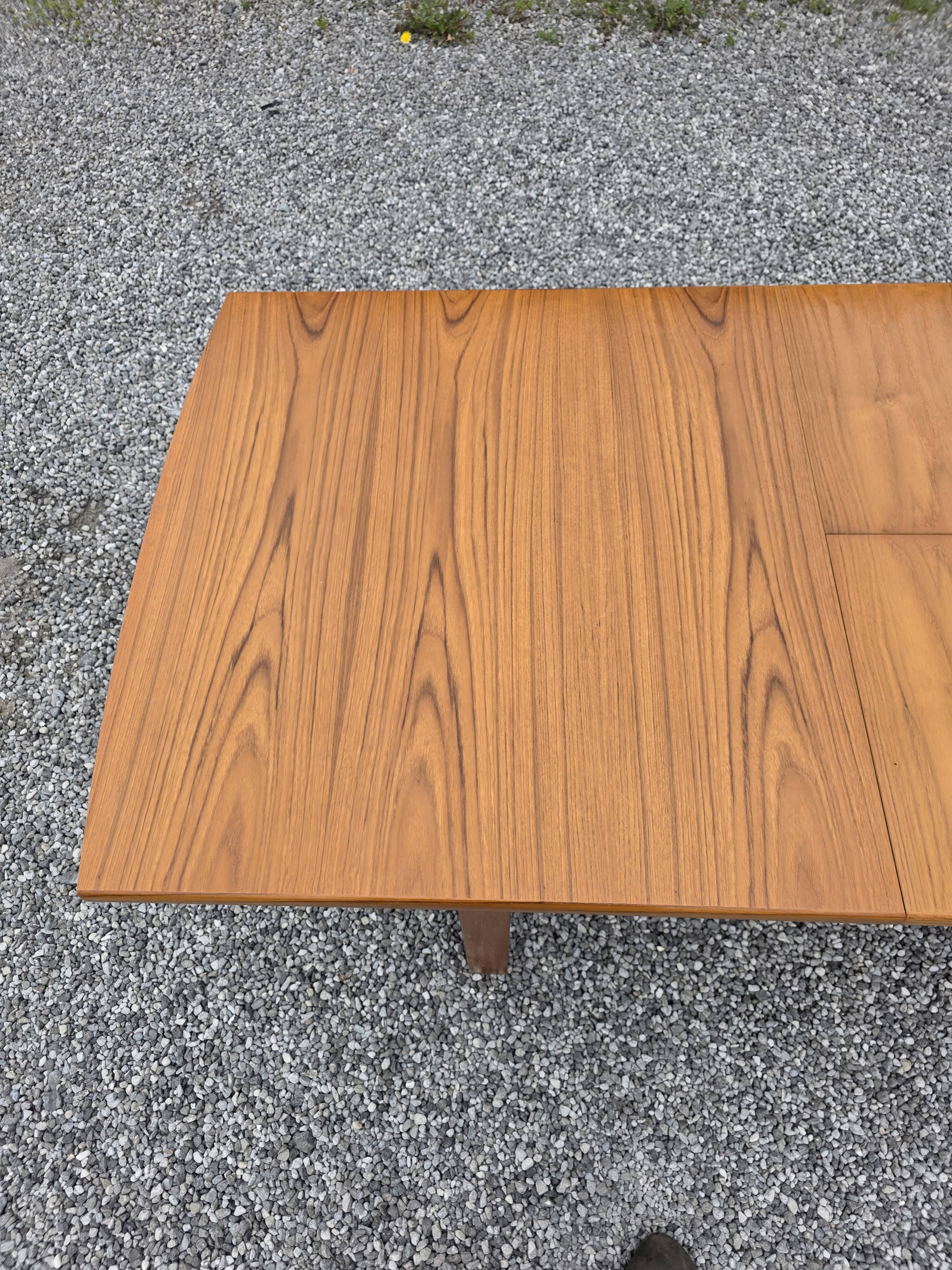 Table scandinave extensible en teck des années 60