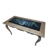 Table basse en chêne vintage et mosaïque avec oiseaux, style Louis XV des années 1970.