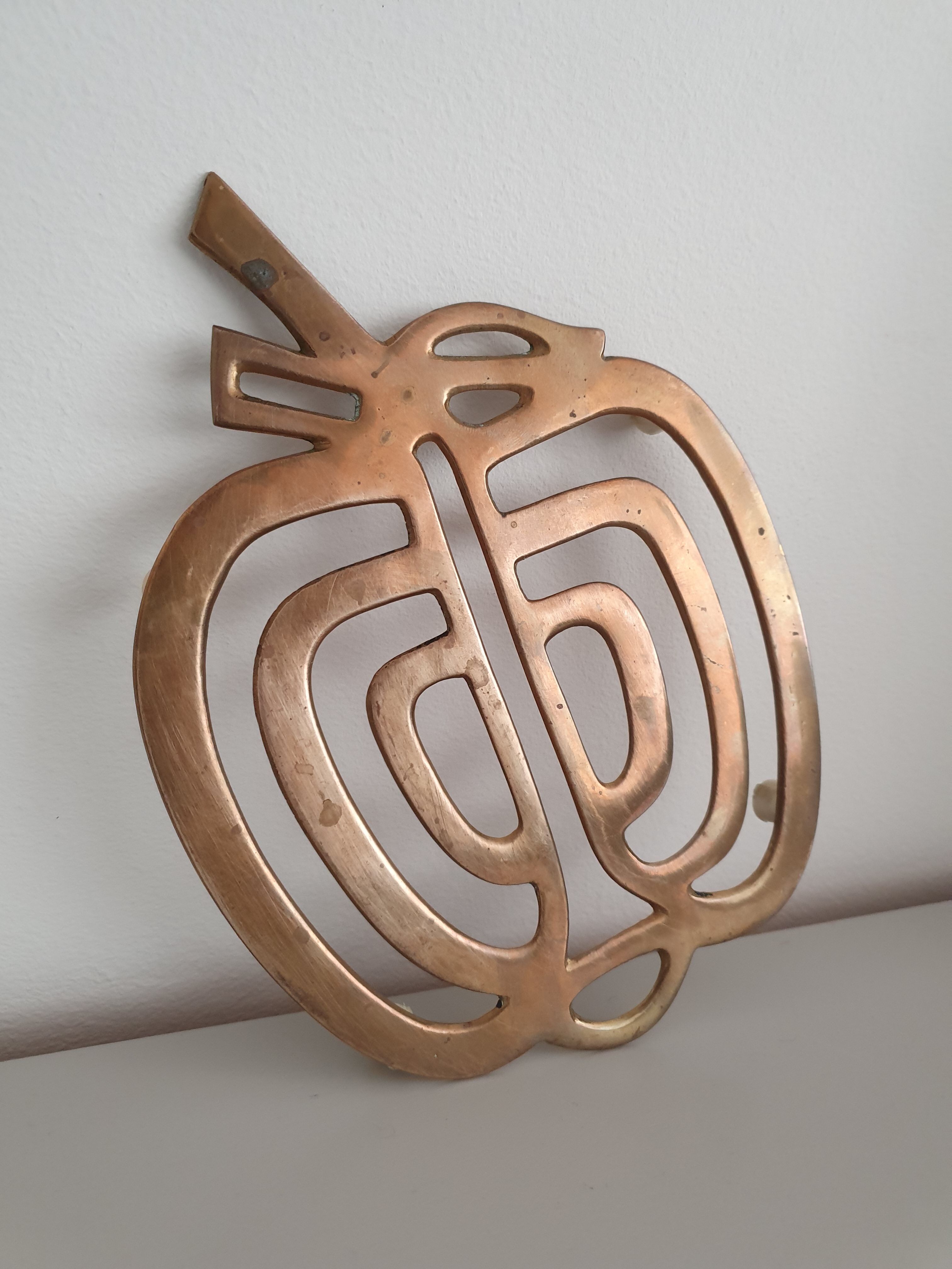 Underbrass apple dish