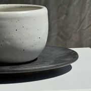 Tasse blanche en céramique indonésienne et soucoupe grise