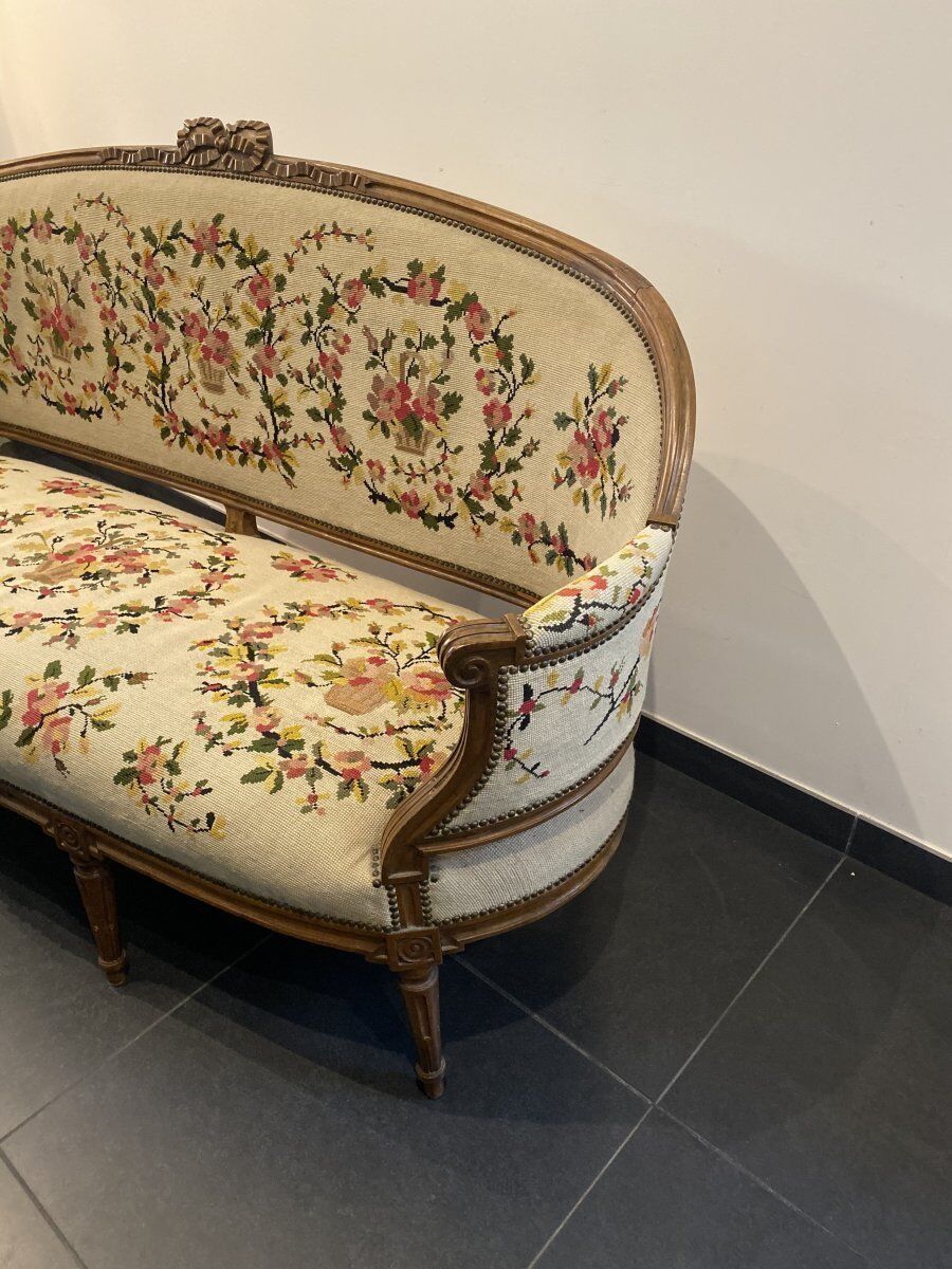 Sofa in walnut with basket shape from the Louis XVI period circa 1780