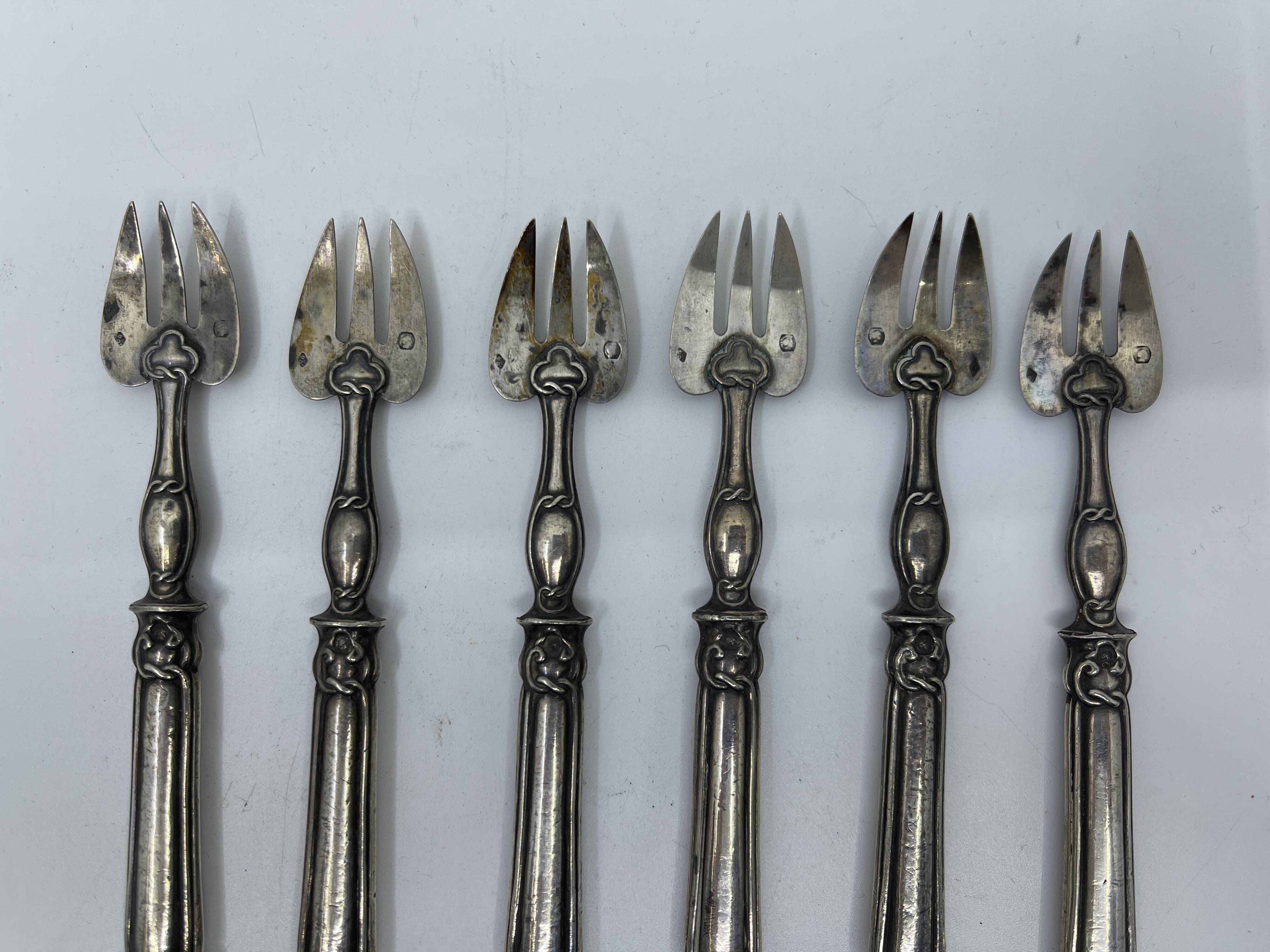 Set of 6 silver-plated oyster forks with 7 knot pattern filigree.