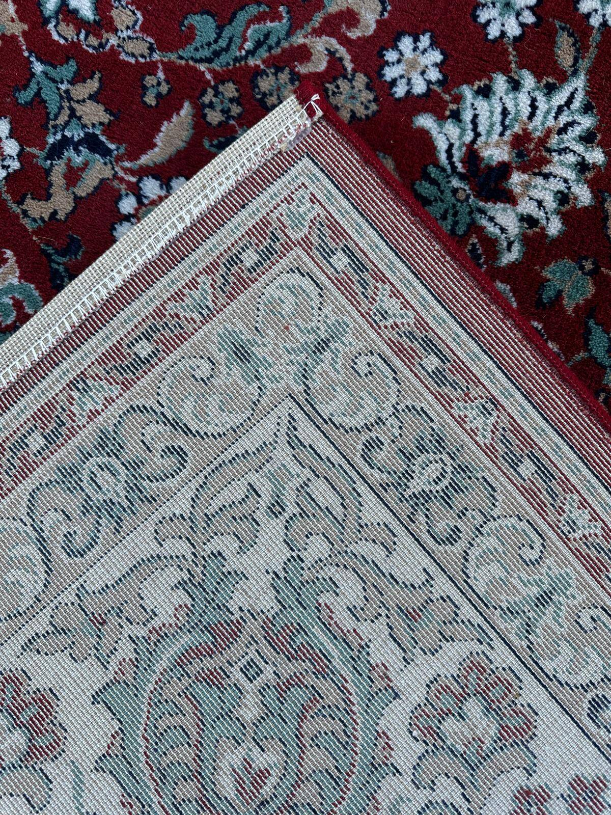 Large oriental-style rug 250cm x 350cm