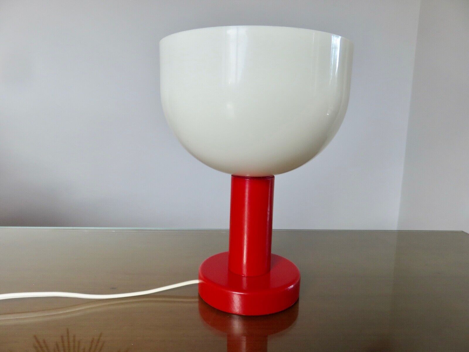 Red lacquered wood lamp and light diffuser in perspex 1980