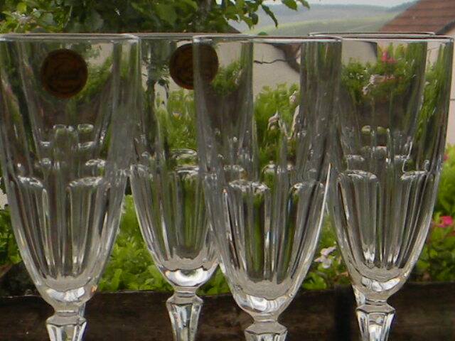 Set of 6 arques crystal champagne flutes. bergamo model.