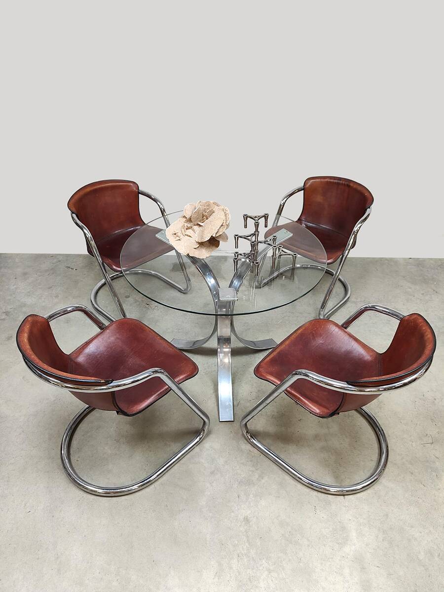 Ensemble de salle à manger vintage en chrome avec table et chaises.