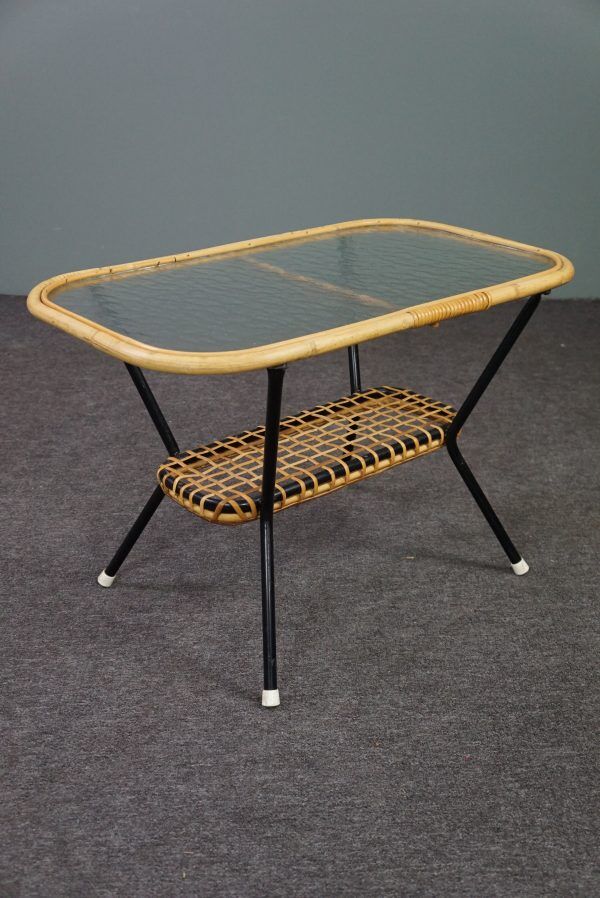 Table basse vintage en rotin Dutch Design avec plateau en verre nuage 1960