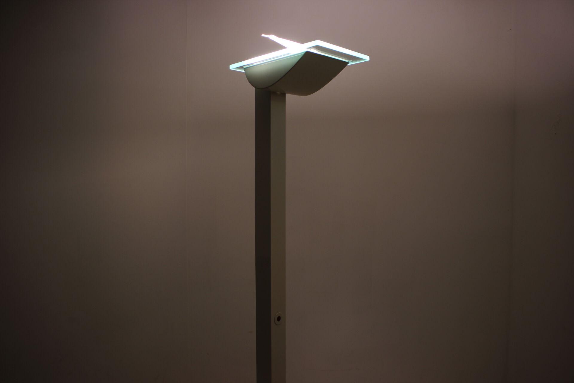 Lampadaire en métal blanc moderniste par Hartmut Engel pour Zumtobel, années 1980.