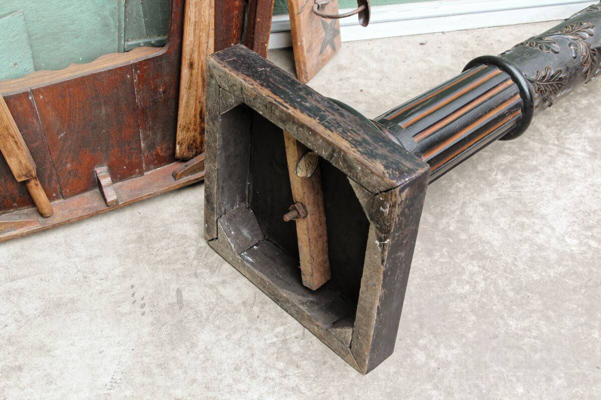 Napoleon 3 carved wooden column oak leaves