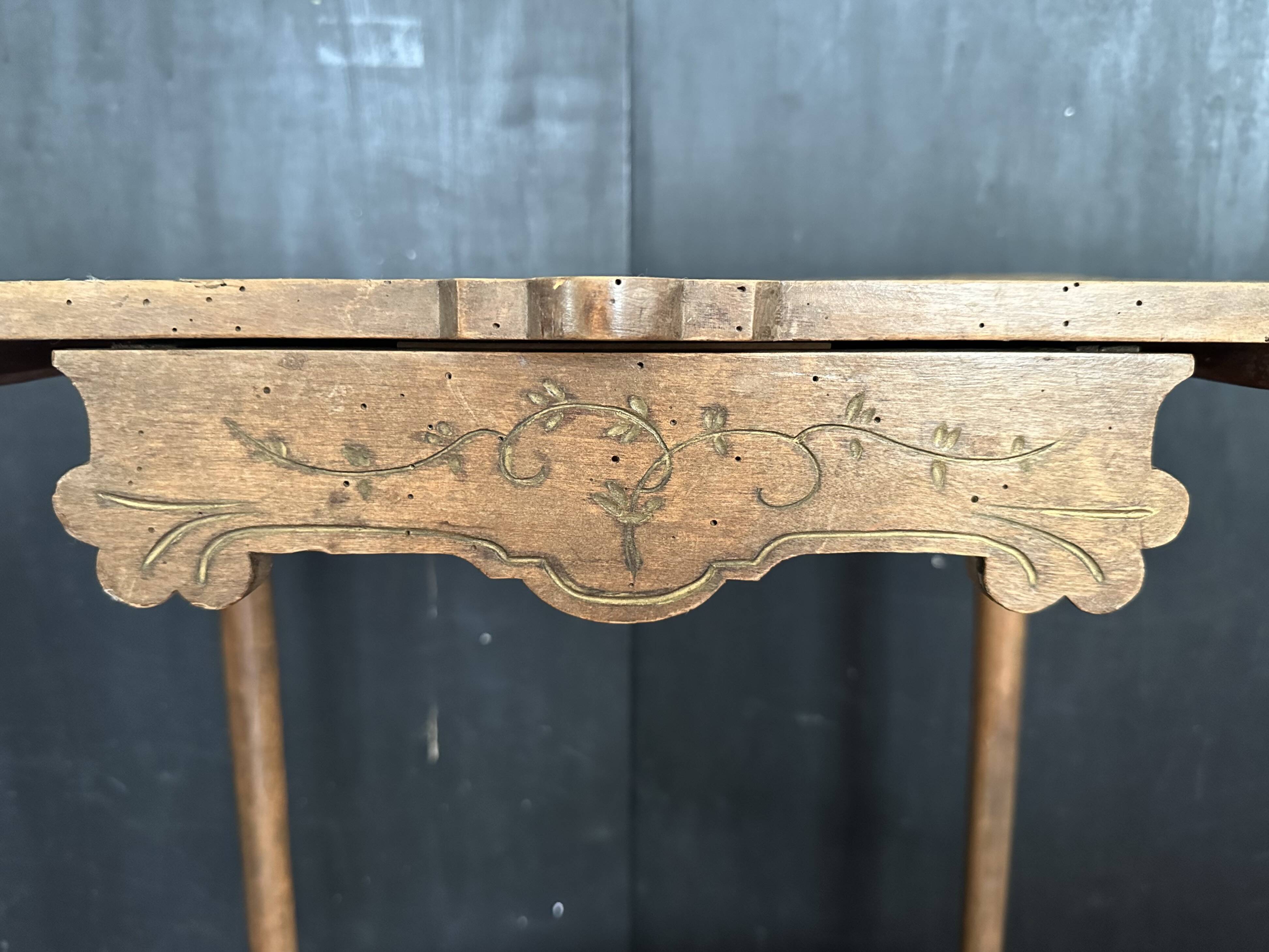 Table d’appoint Art nouveau en bois gravé avec tiroir, vers 1900