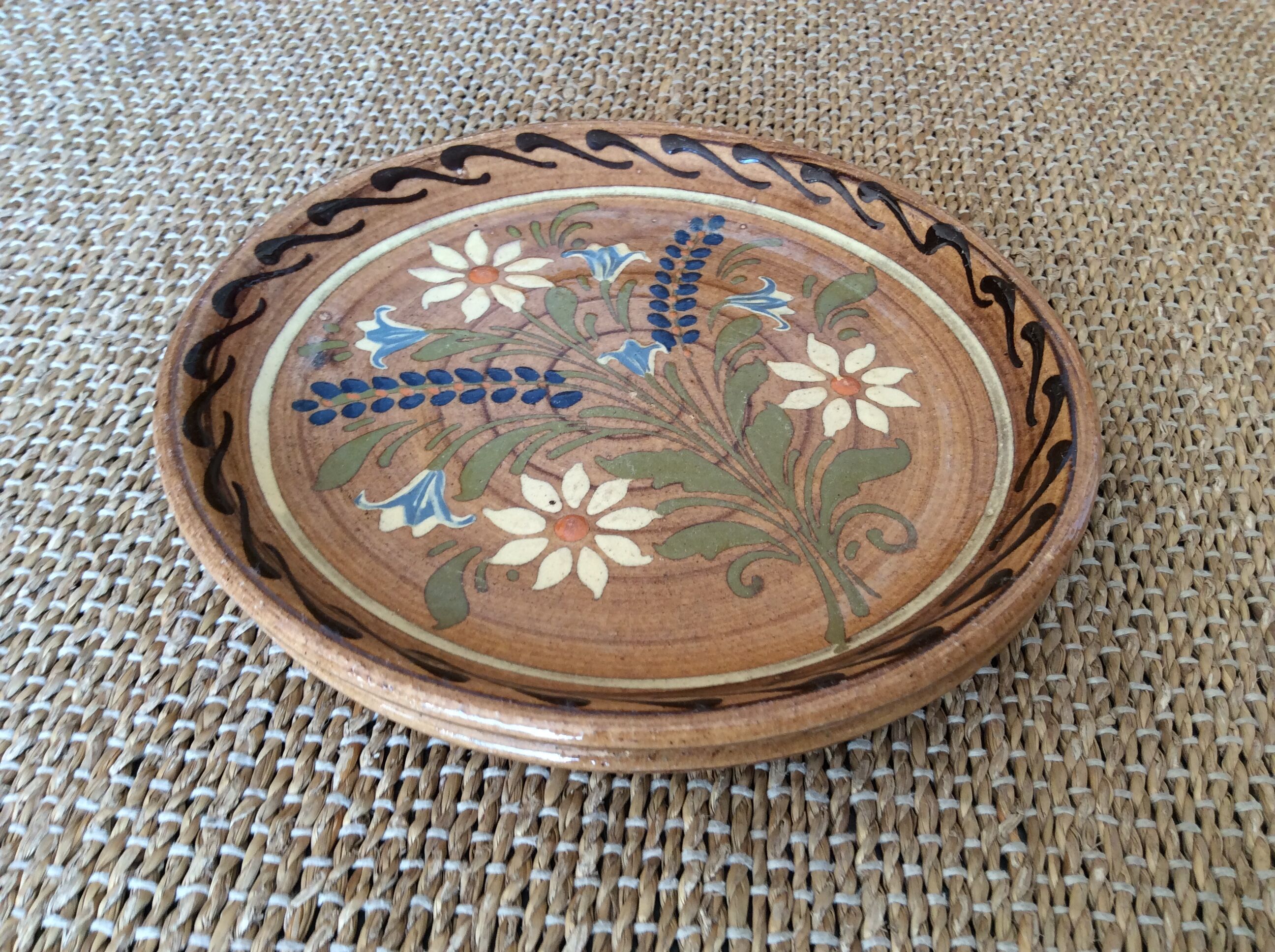 Assiettes en terre cuite vernissée