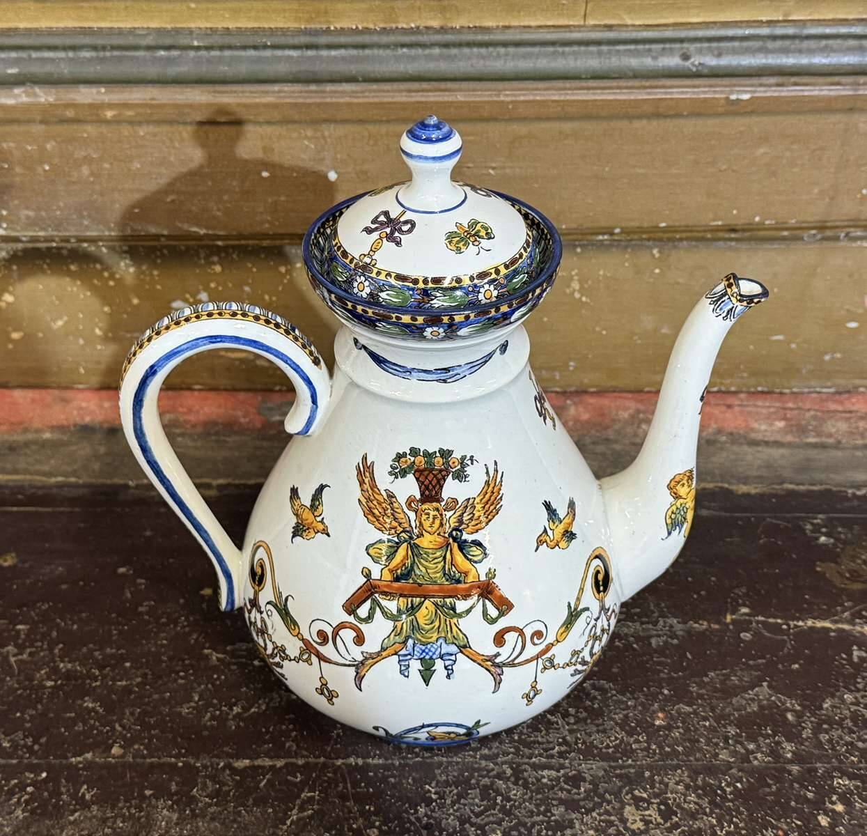 Faience vase from Gien, Renaissance decoration, late 19th century.