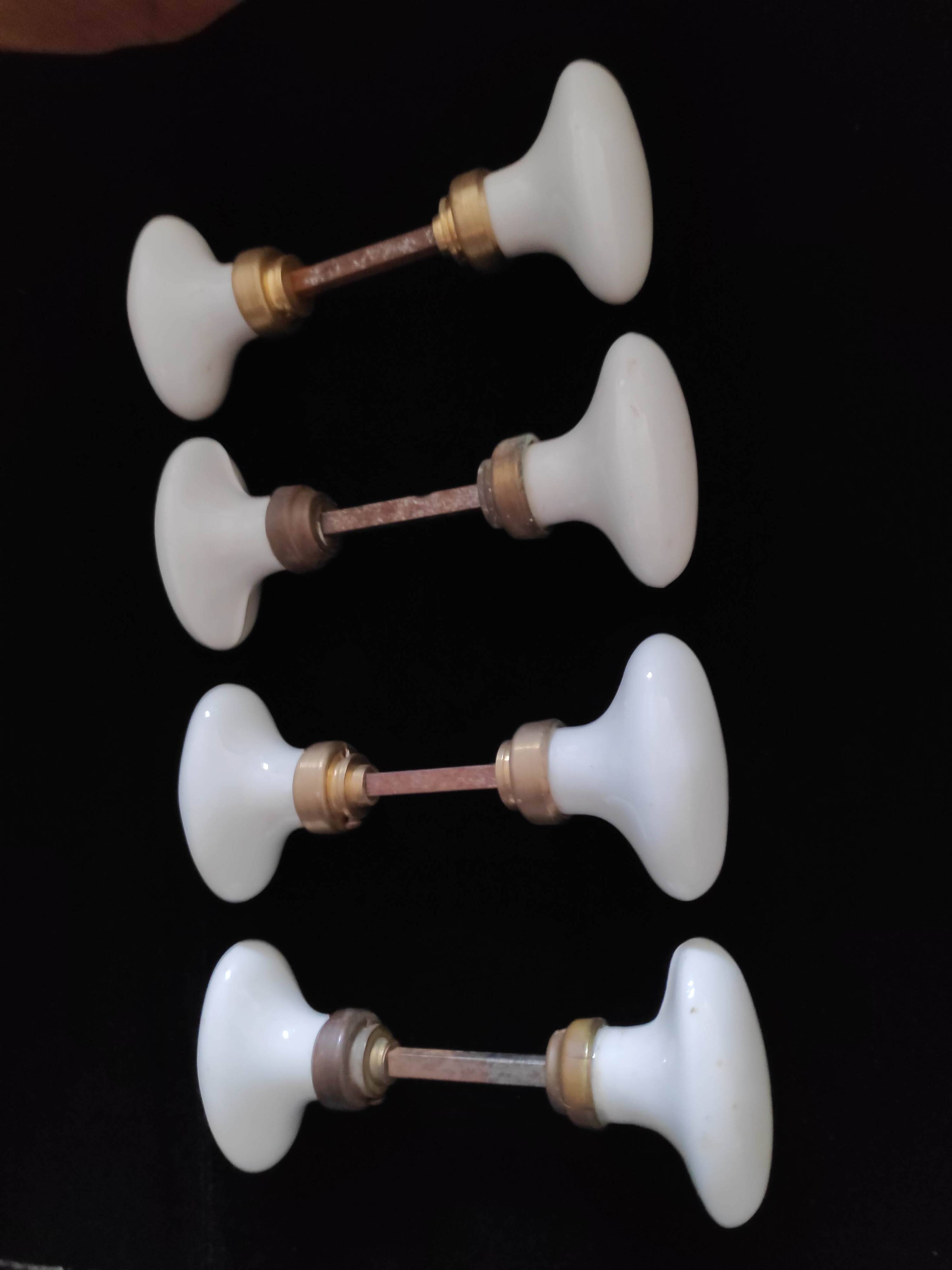 Set of 8 porcelain handles (B-0050)