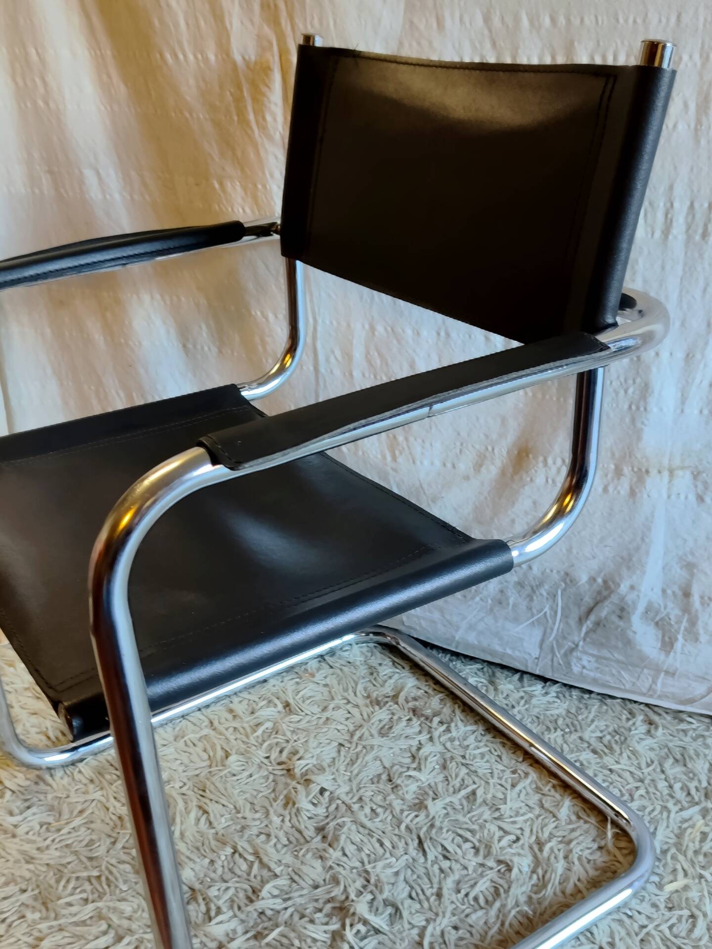 Bauhaus chair in chrome metal and leather - mid 20th century.