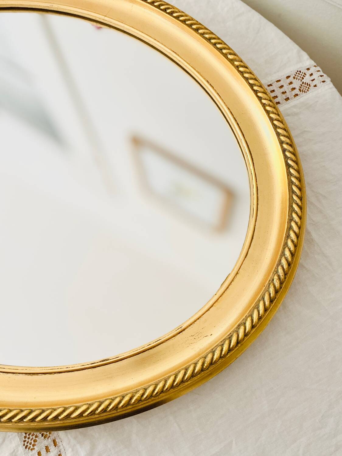 Oval wall mirror in gilded wood