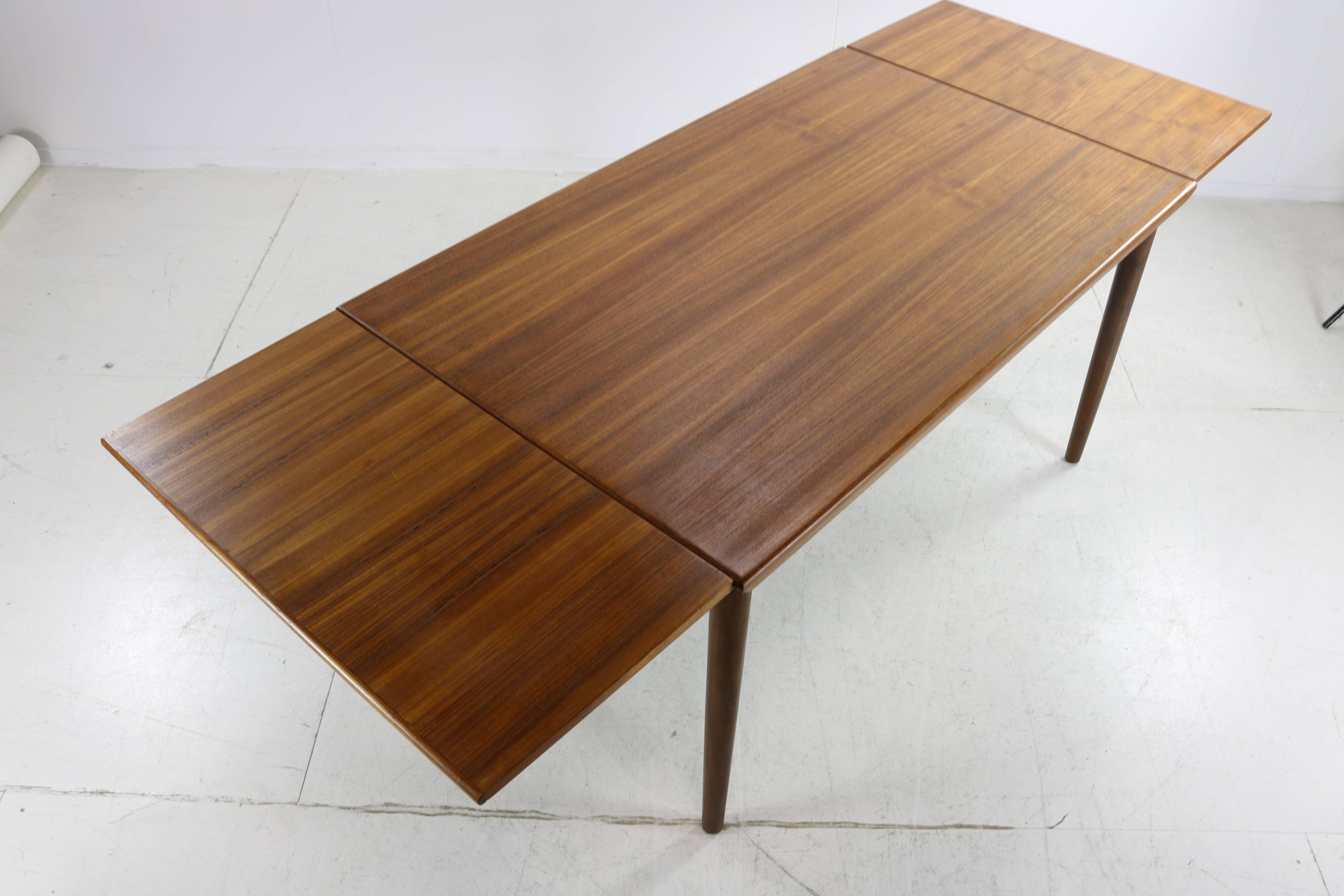 Danish sixties design teakwood extendable dining for Glostrup Møbelfabrik