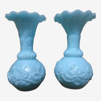 Duo de petits vases bleus en opaline