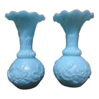 Duo de petits vases bleus en opaline