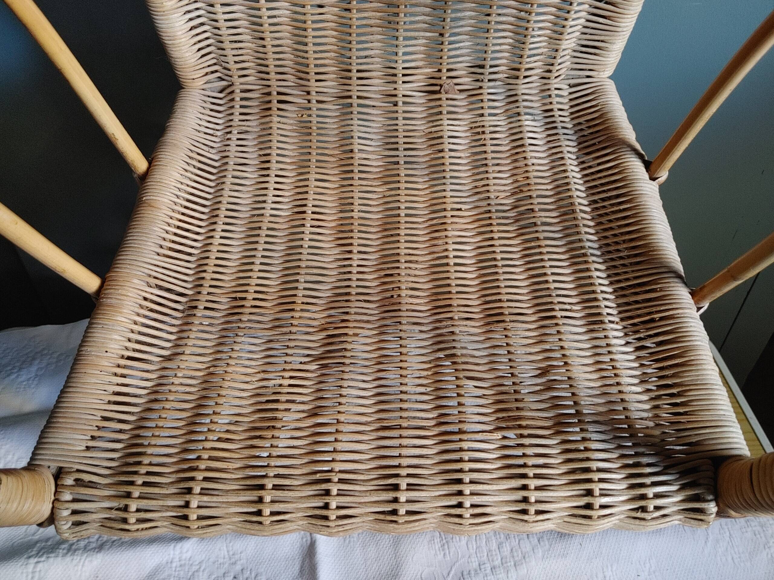 Ancien fauteuil / chaise d'enfant vintage des années 60 en osier / rotin