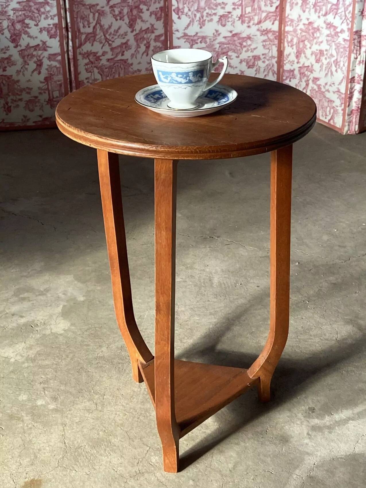 Art Deco side table – clean and timeless lines