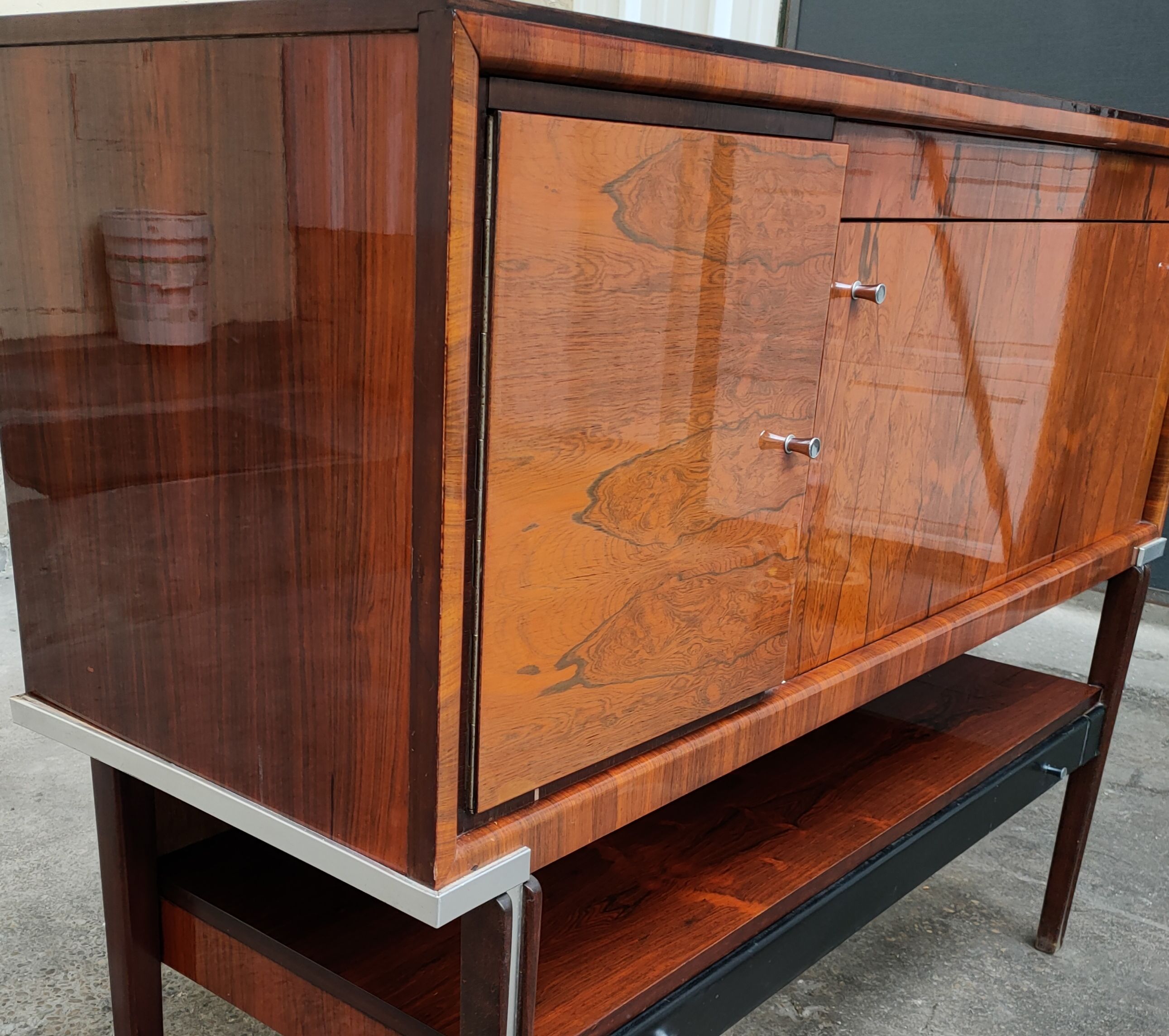 Rosewood-seeded string buffet