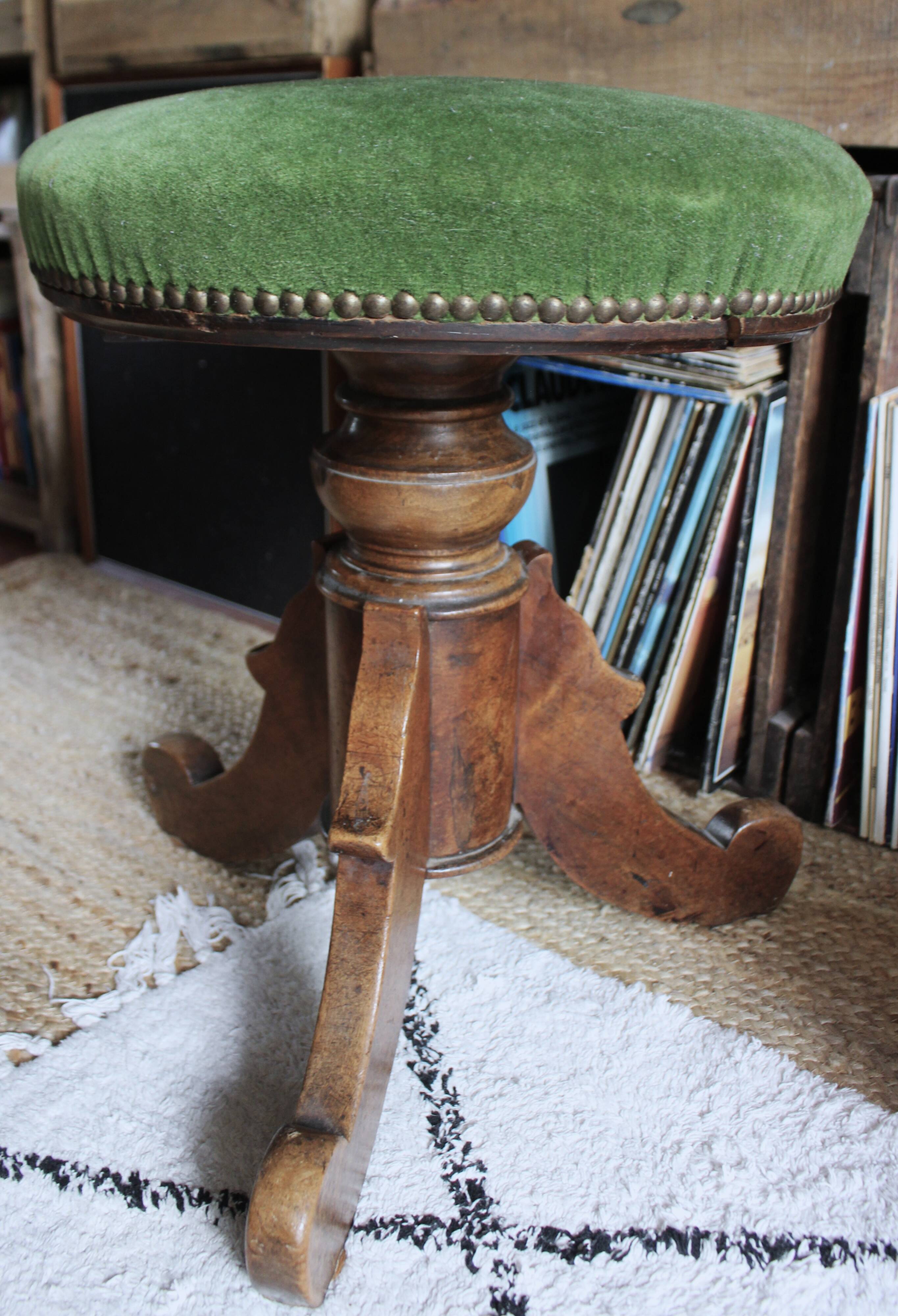 Tabouret de piano ancien en velours vert et bois de noyer