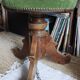 Tabouret de piano ancien en velours vert et bois de noyer