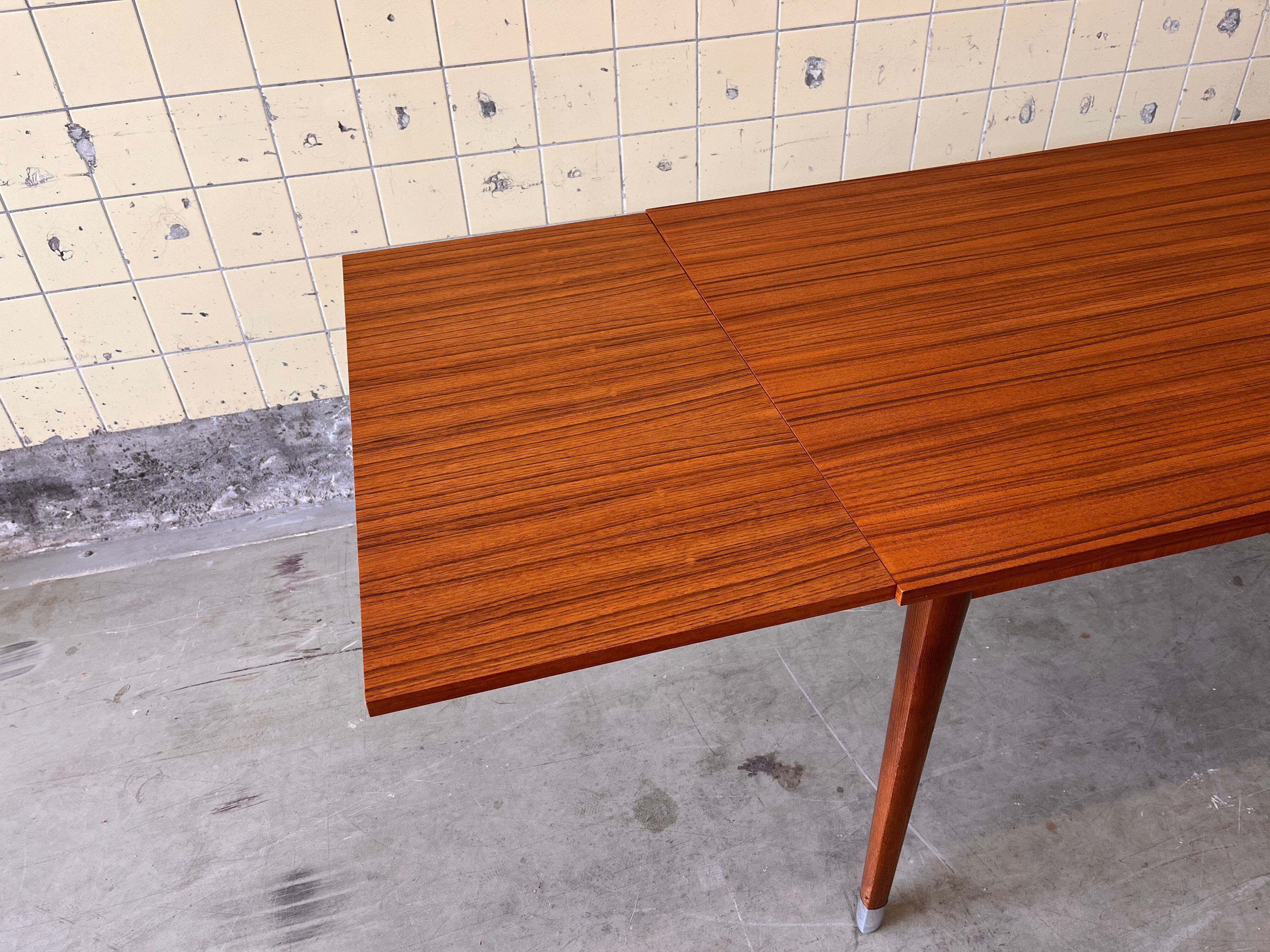 Extendable dining table in teak