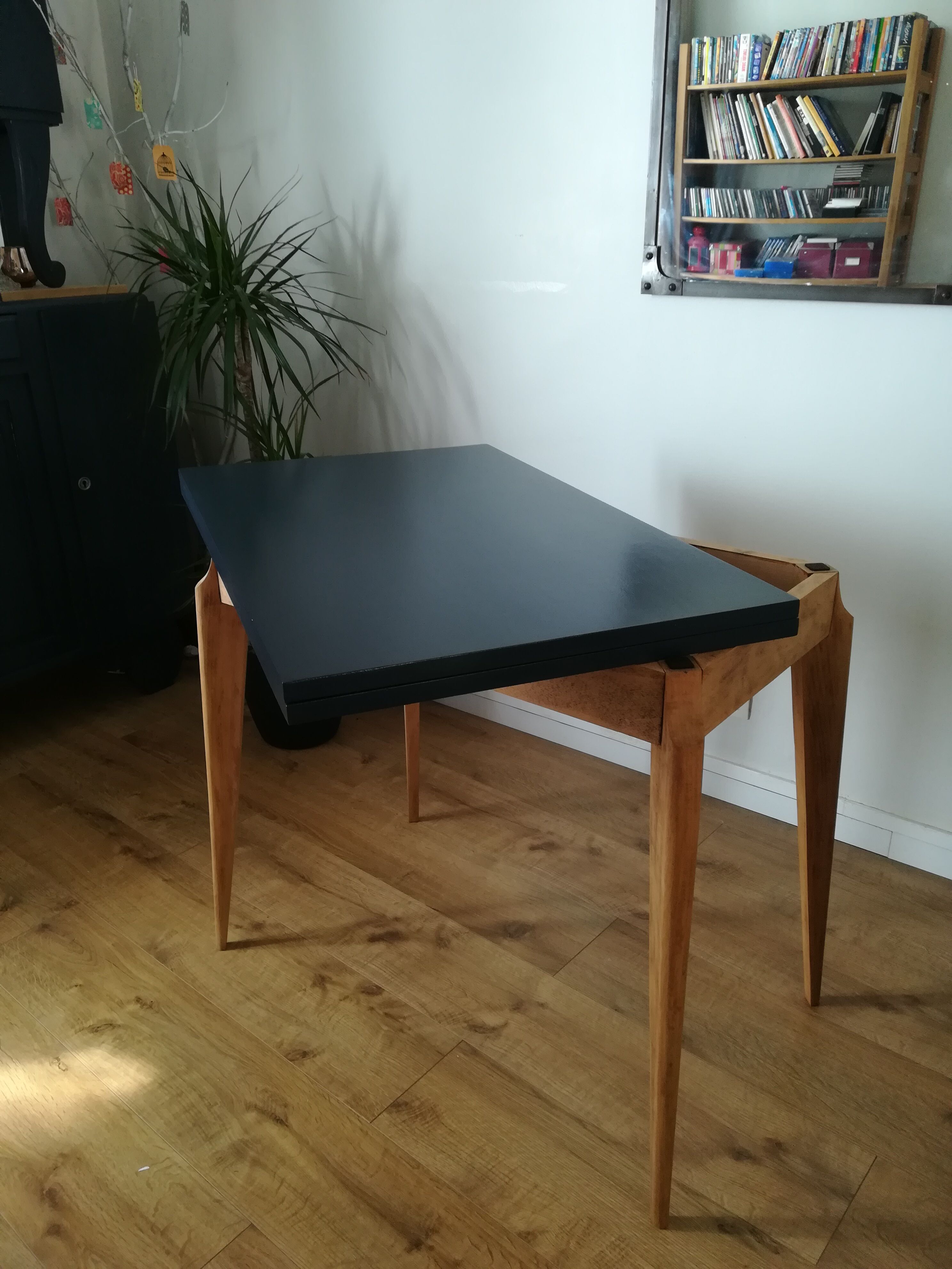 Vintage wallet table