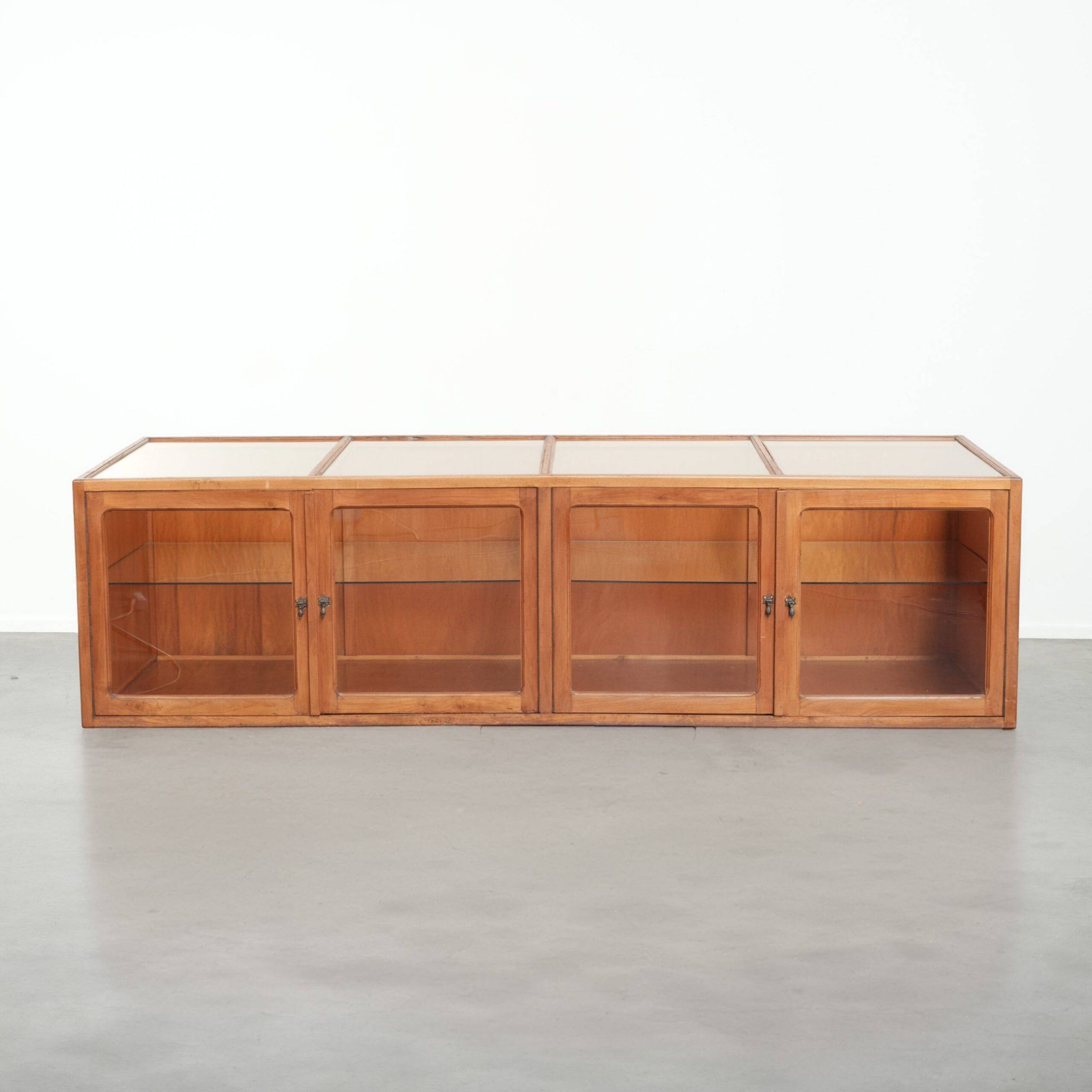 Grand comptoir en bois vintage / vitrine avec 4 portes et du verre.