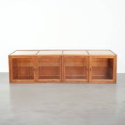 Grand comptoir en bois vintage / vitrine avec 4 portes et du verre.