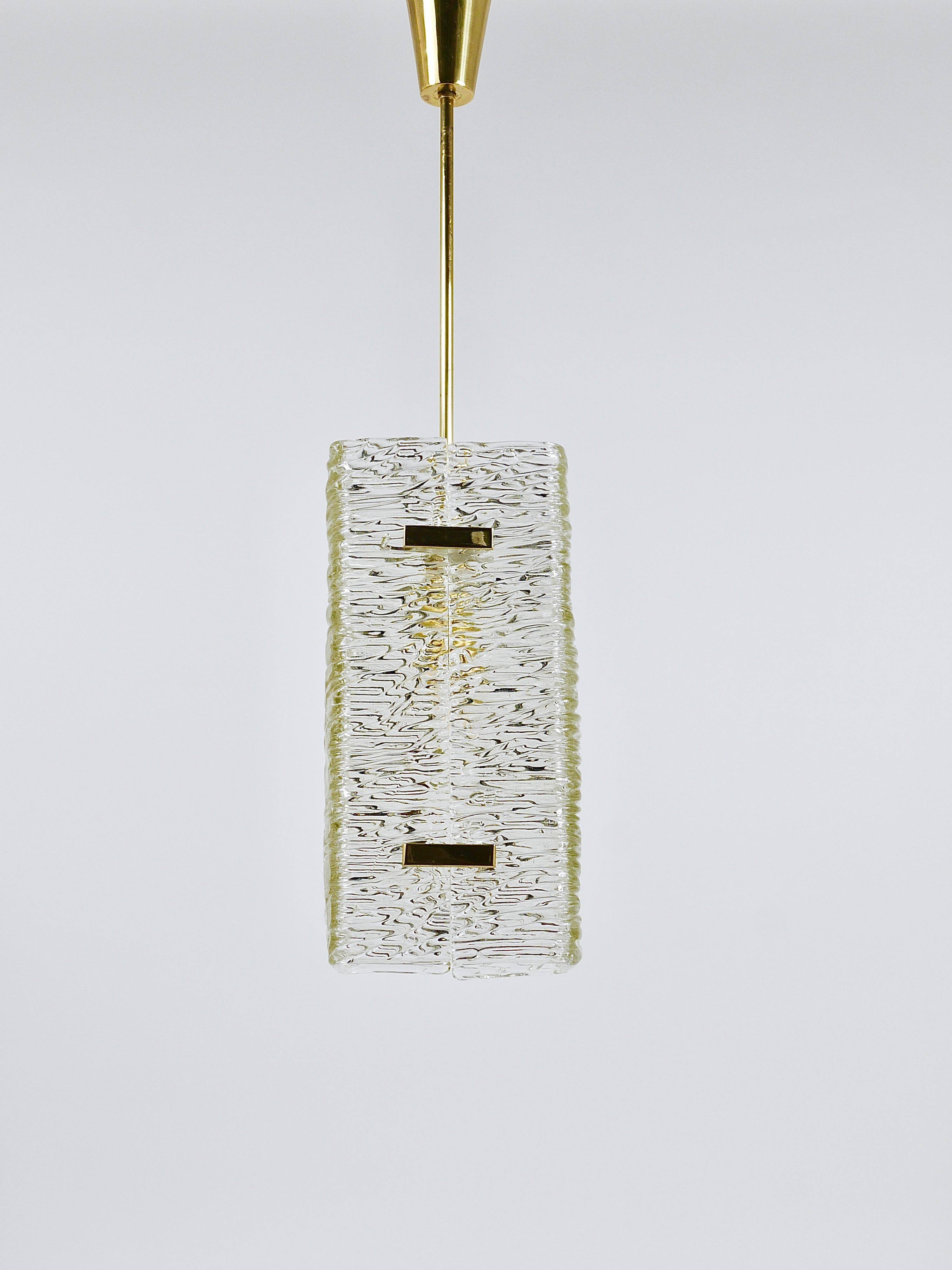 J.T. Kalmar Lustre Rectangulaire en Verre Texturé et Laiton, Suspension, Années 1950