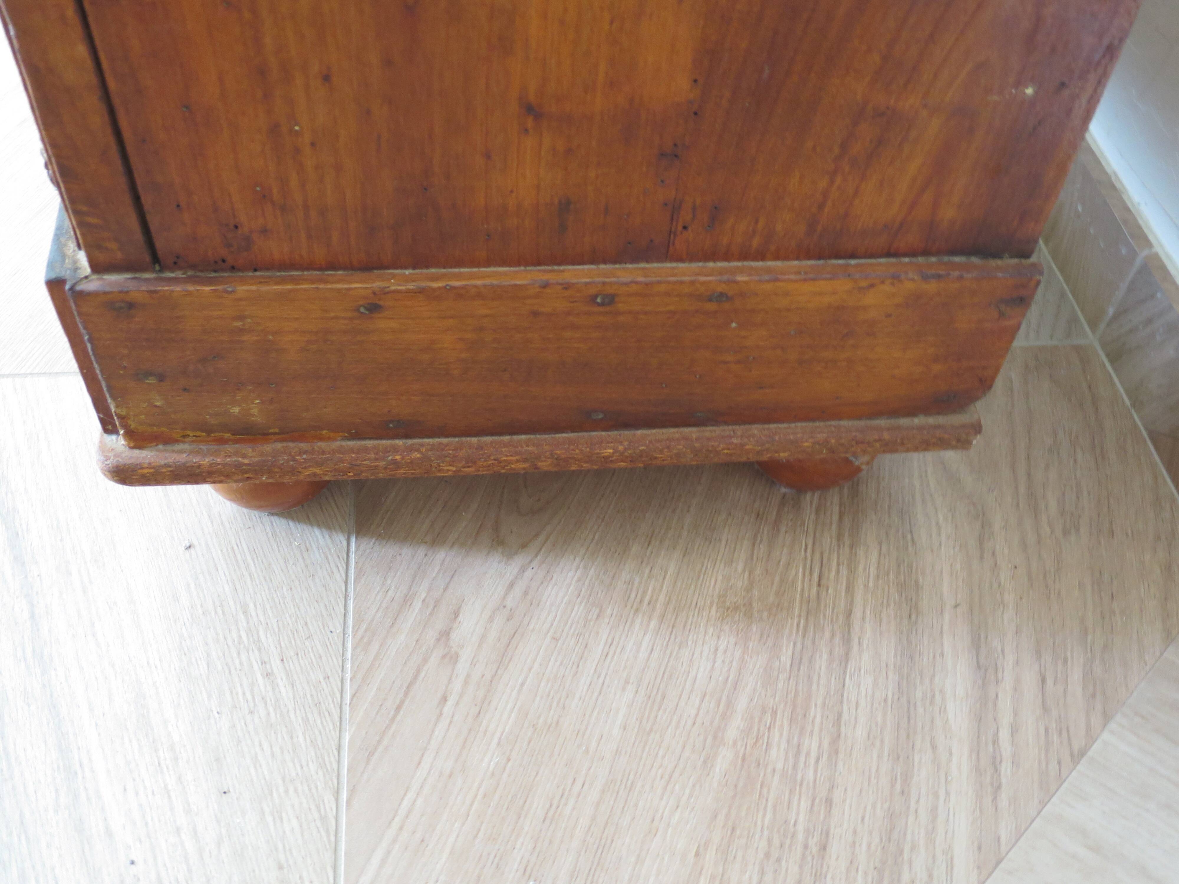 Commode 4 tiroirs en bois massif, début XXème s.