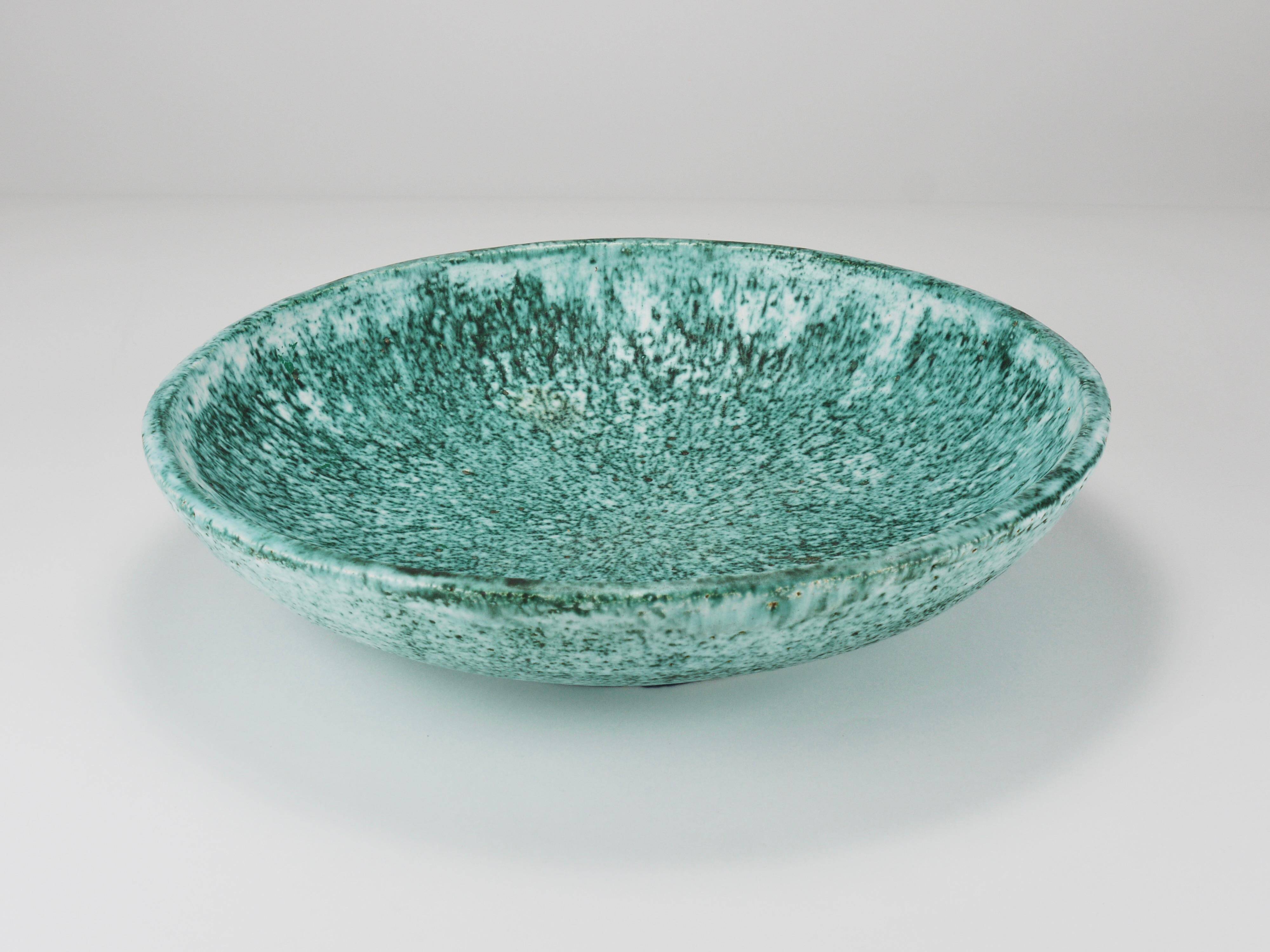 Eva Ruffoni Grand Bol Art Fruitier en Céramique Turquoise, 15 pouces de diamètre, Italie, années 1980