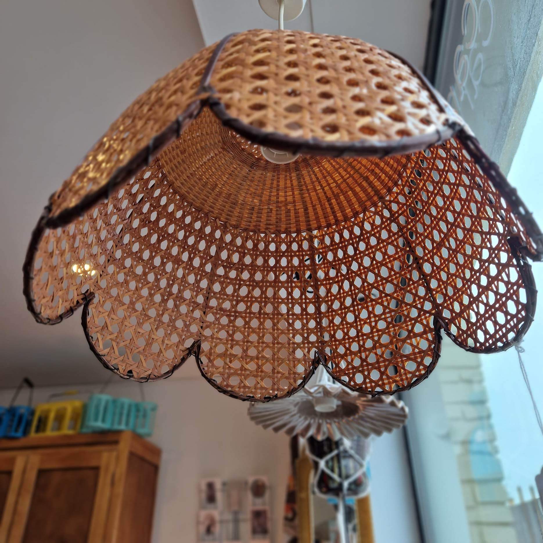Flower suspension in rattan and wicker