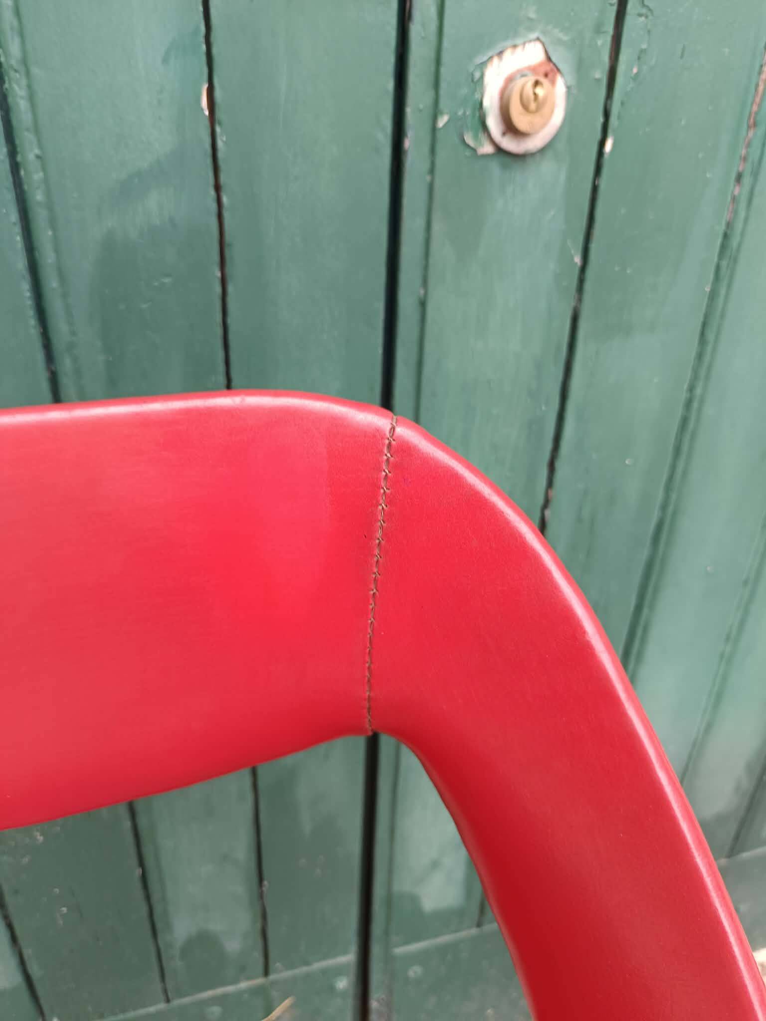 Paire de fauteuils Skaï rouge 1970