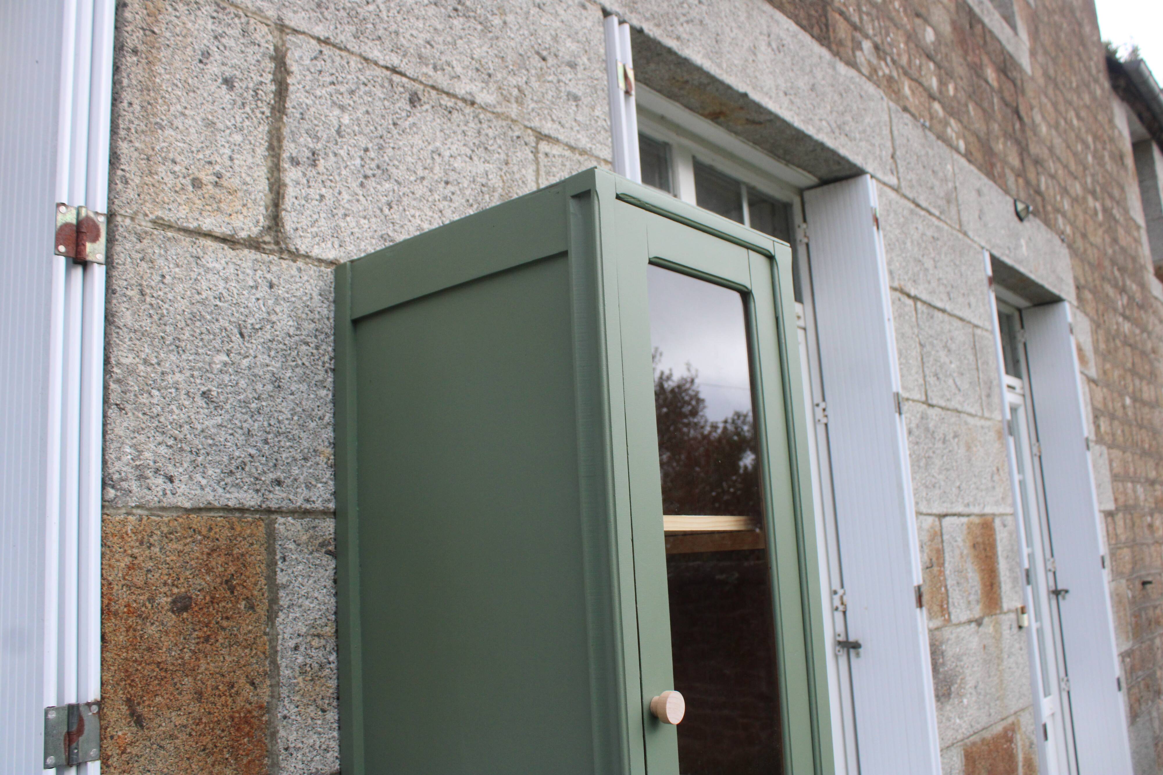 Vitrine haute vintage peinte en vert, rénovée