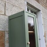 Vitrine haute vintage peinte en vert, rénovée