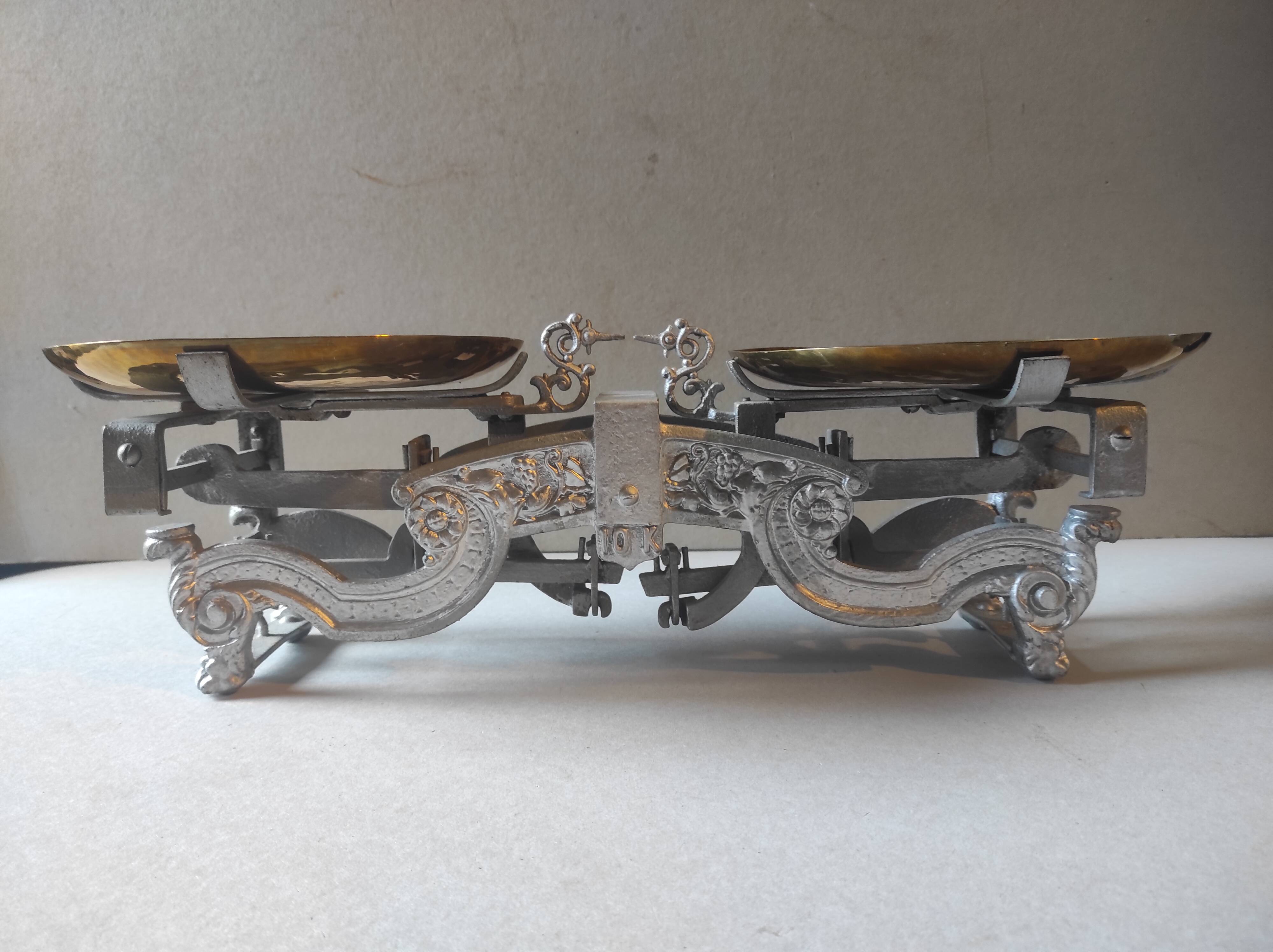 Balance Roberval old avev copper tray