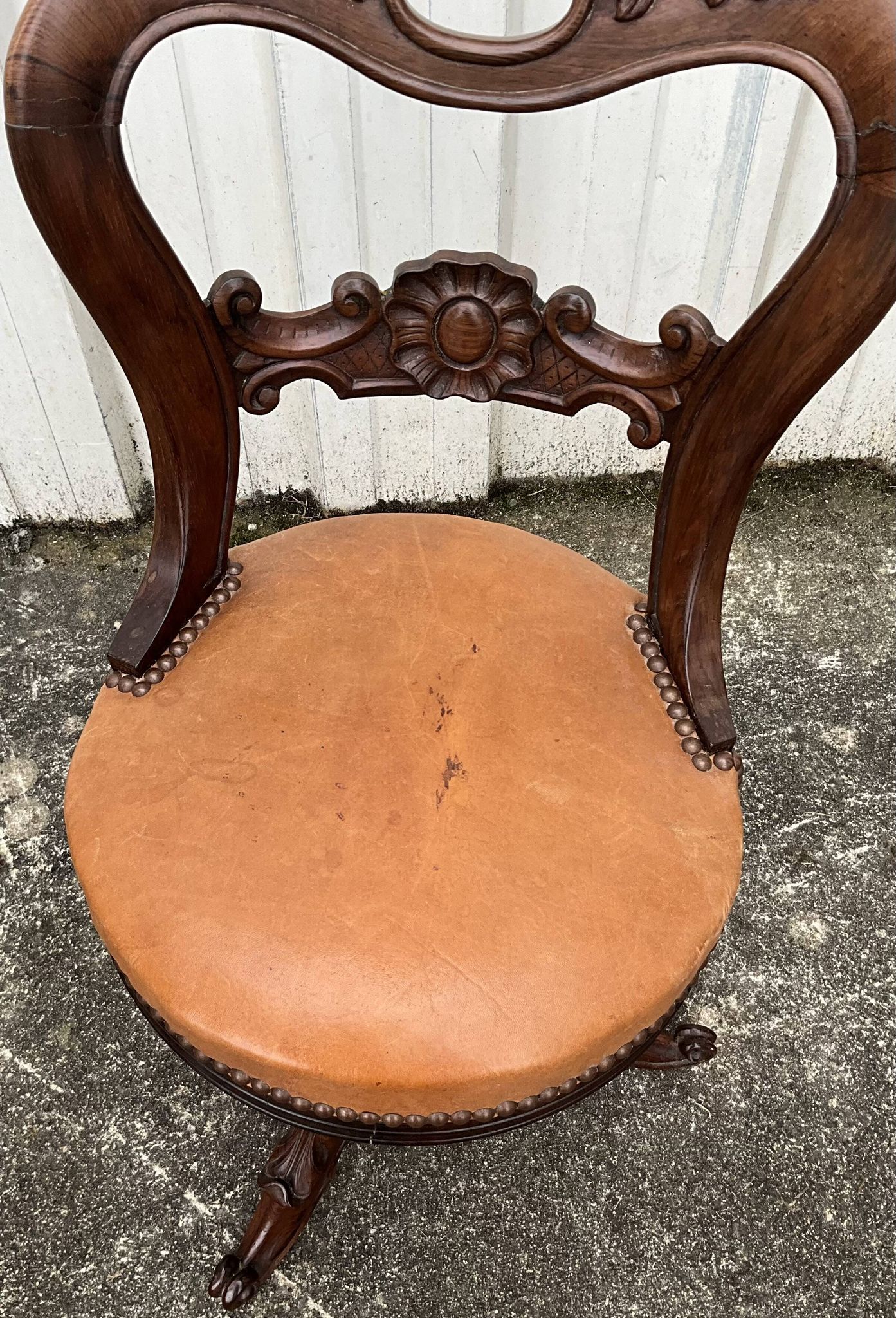 Chaise de harpiste en noyer massif milieu 19ème