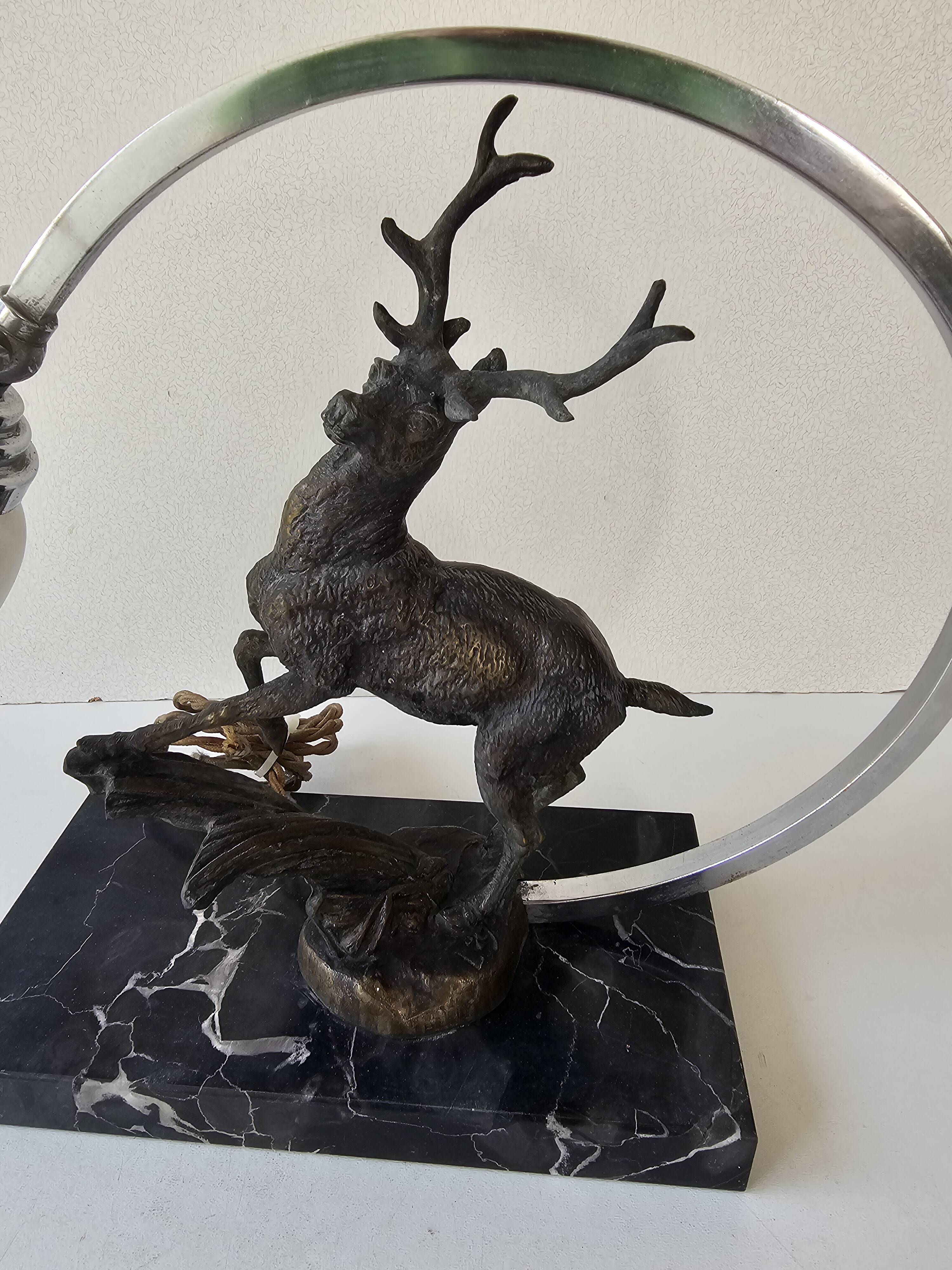 Lampe veilleuse de style Art Déco représentant un cerf sur un socle en marbre