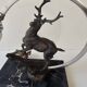 Lampe veilleuse de style Art Déco représentant un cerf sur un socle en marbre