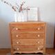 Commode chêne et porcelaine