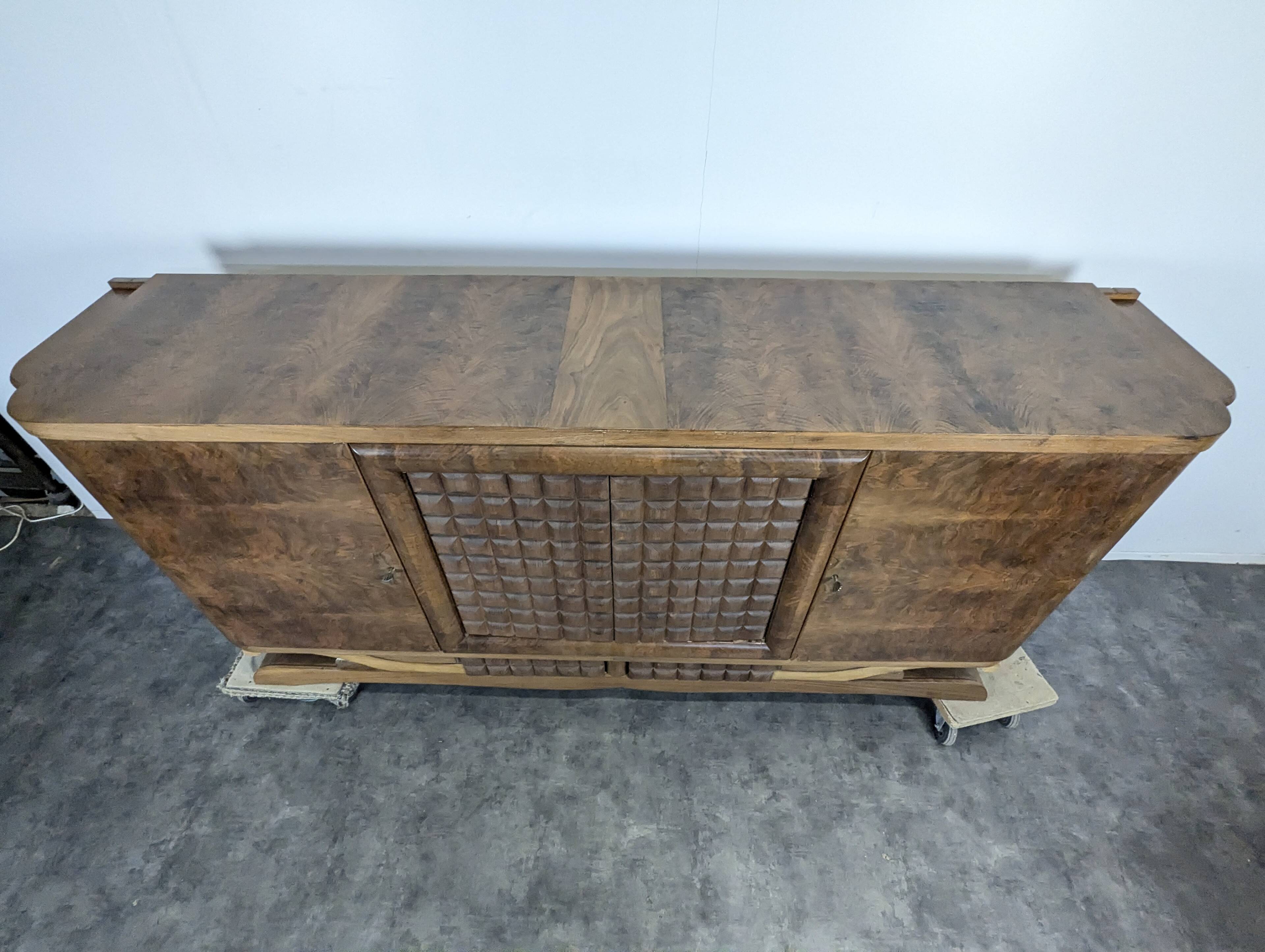 Brutalist enfilade with diamond points