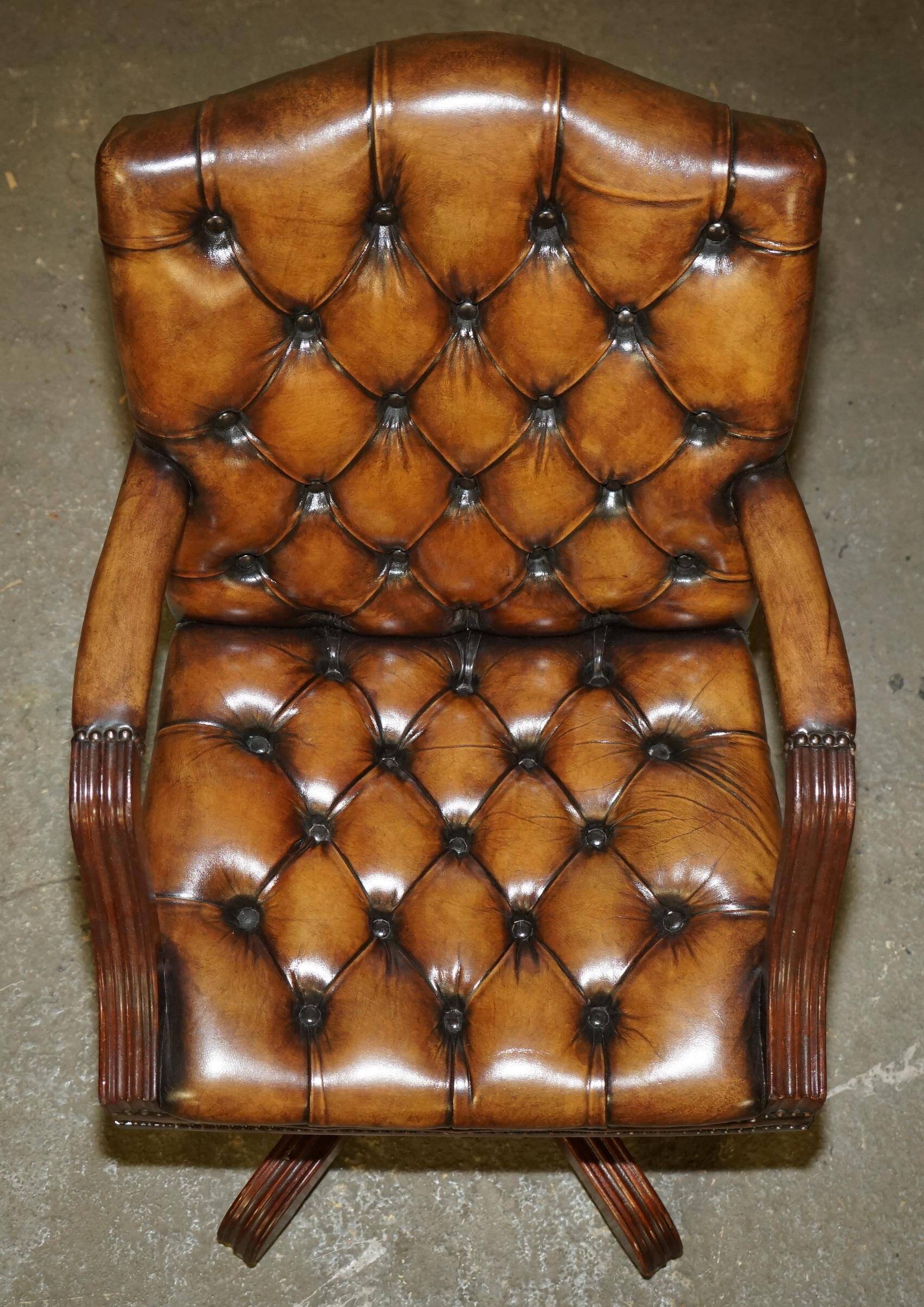 Chaise Chesterfield capitane restaurée en cuir